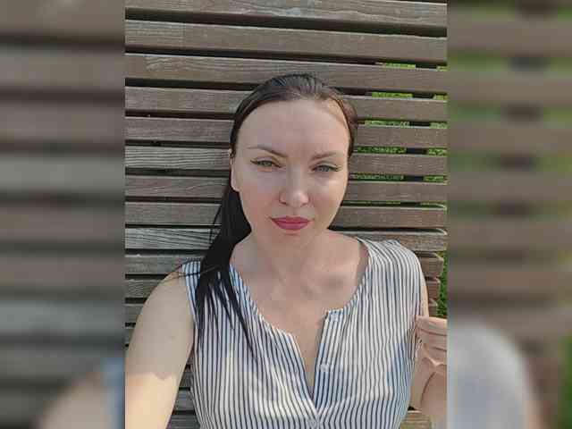 DIVORA Sex Cam Show