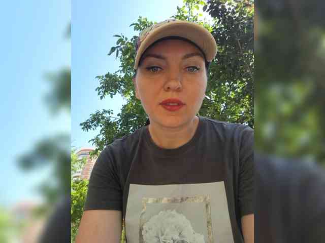 DIVORA Sex Cam Show