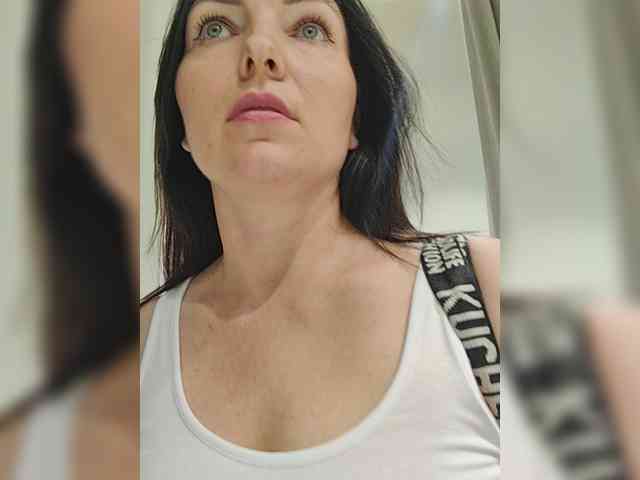 DIVORA Sex Cam Show