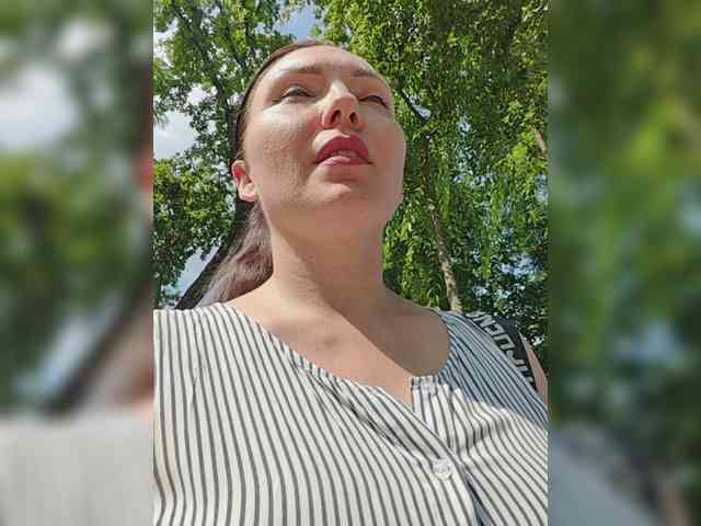 DIVORA Sex Cam Show