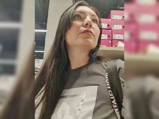 DIVORA Sex Cam Show