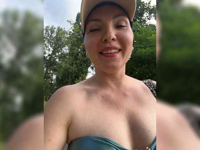 DIVORA Sex Cam Show
