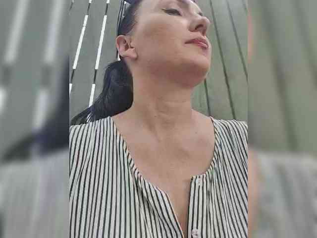 DIVORA Sex Cam Show