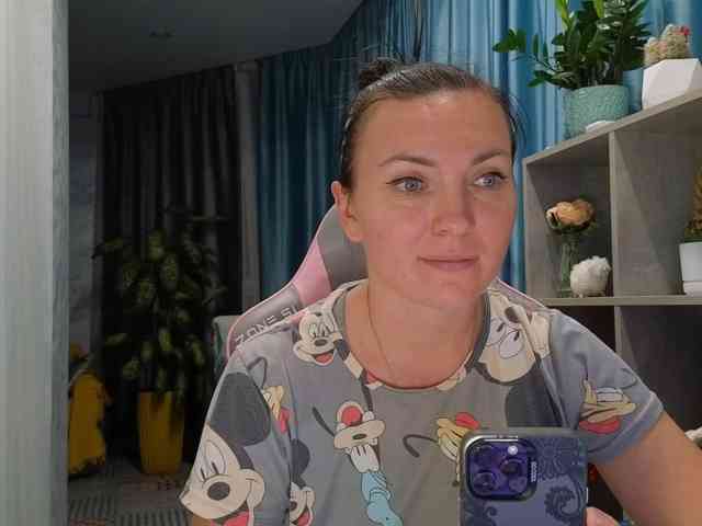 Modella: DIVo_0RA