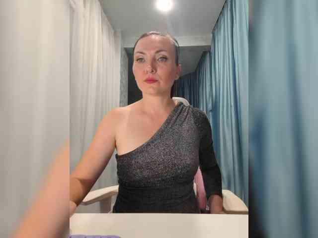 DIVORA Sex Cam Show