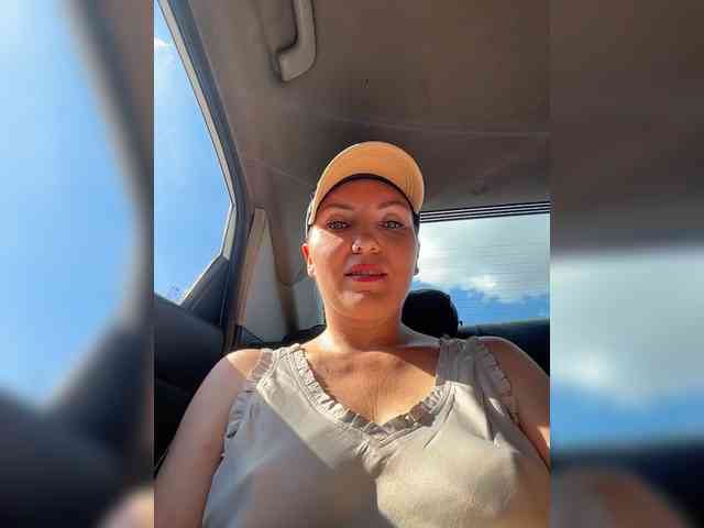 DIVORA Sex Cam Show