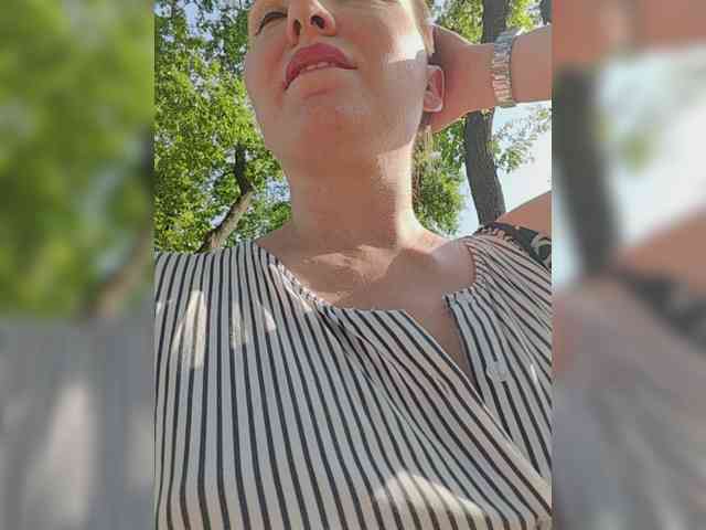 DIVORA Sex Cam Show