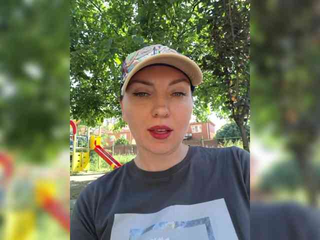 DIVORA Sex Cam Show
