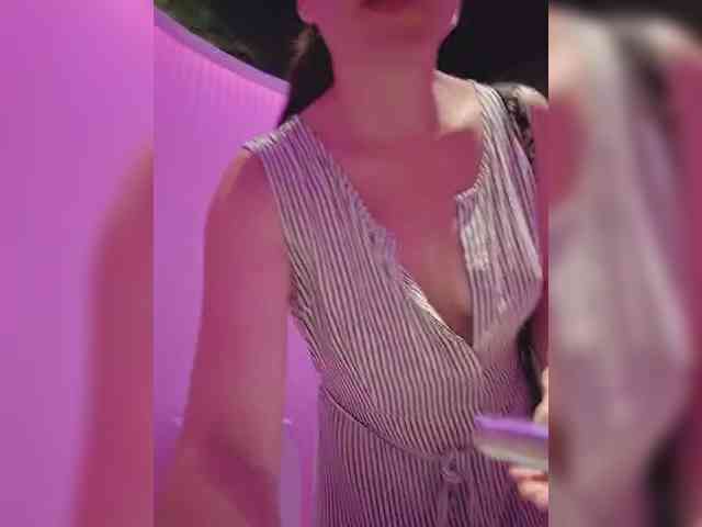 DIVORA Sex Cam Show