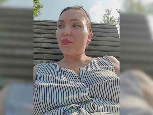 DIVORA Sex Cam Show