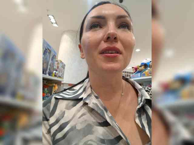 DIVORA Live Webcam on BongaCams