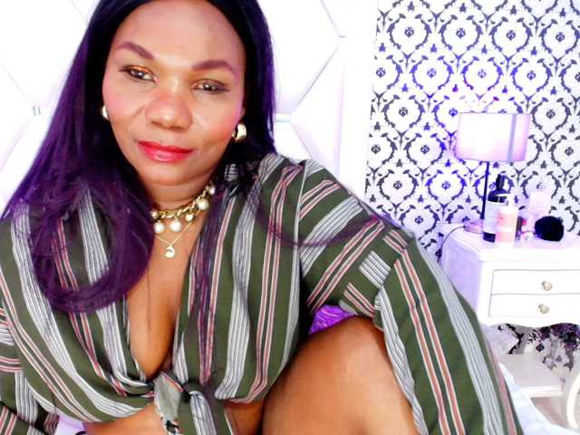 JelanyBankol live cam on BongaCams