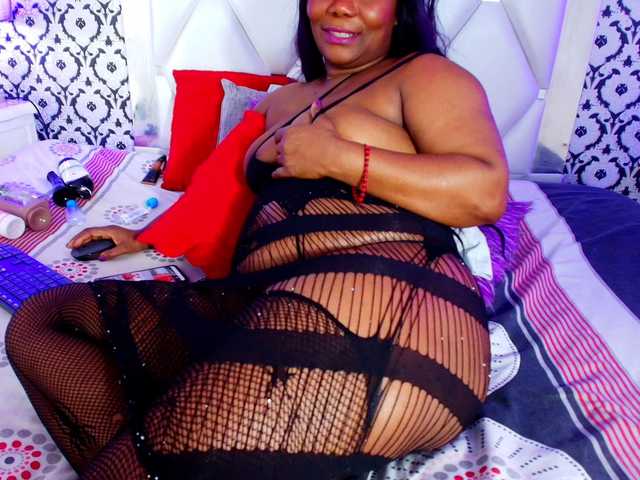 JelanyBankol live cam on BongaCams