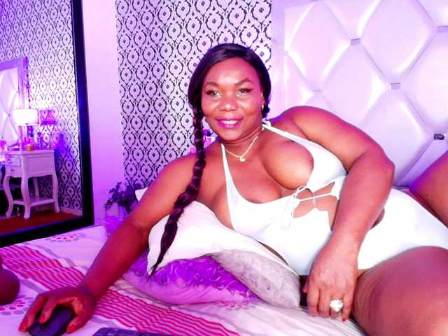 JelanyBankol live cam on BongaCams