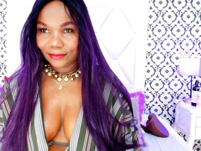 JelanyBankol live cam on BongaCams