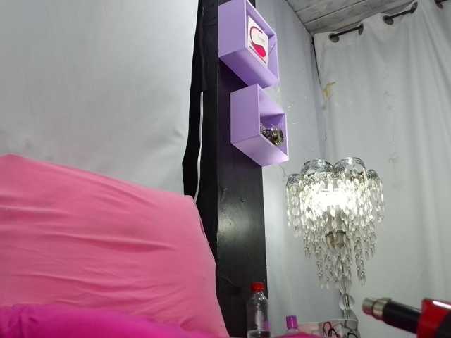 EmmaPink3, en directo ahora en BongaCams