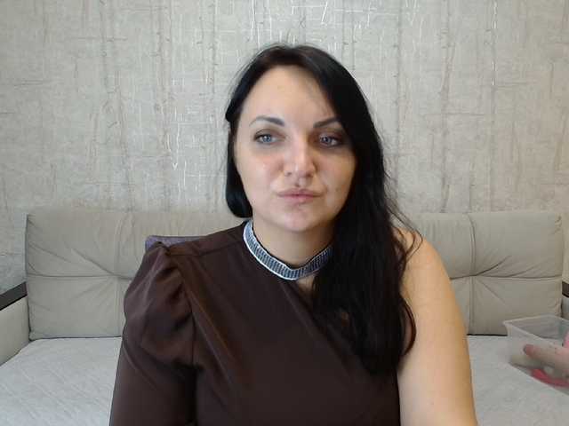le modèle _verrra_ est en webcam porno dans un show sur le site bongacams, il possède les tags suivants: White/Caucasian,Brunette,Shaved