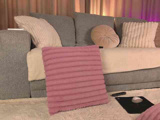 SereneRhodes webcam
