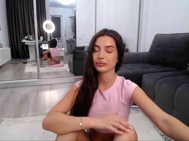 LauraBess webcam