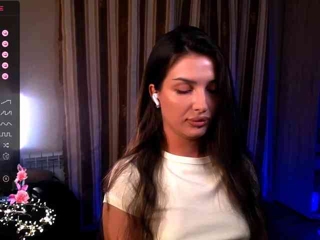 LauraBess webcam