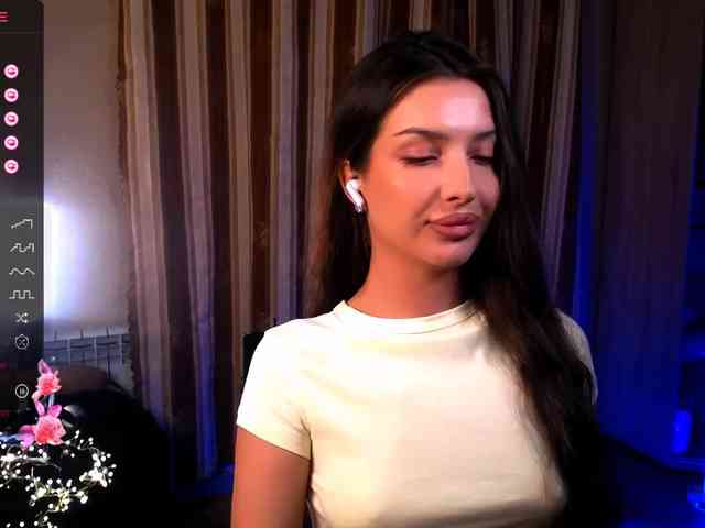 LauraBess webcam