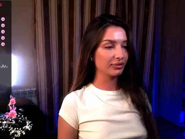 LauraBess webcam