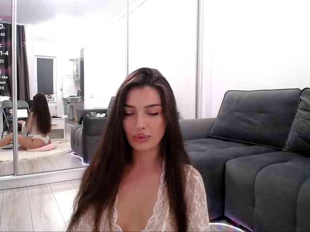LauraBess webcam