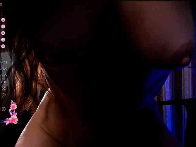 LauraBess webcam
