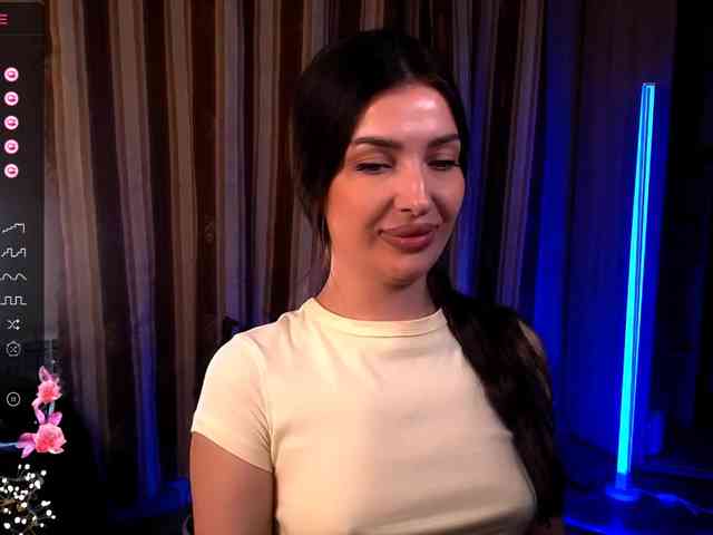 LauraBess webcam