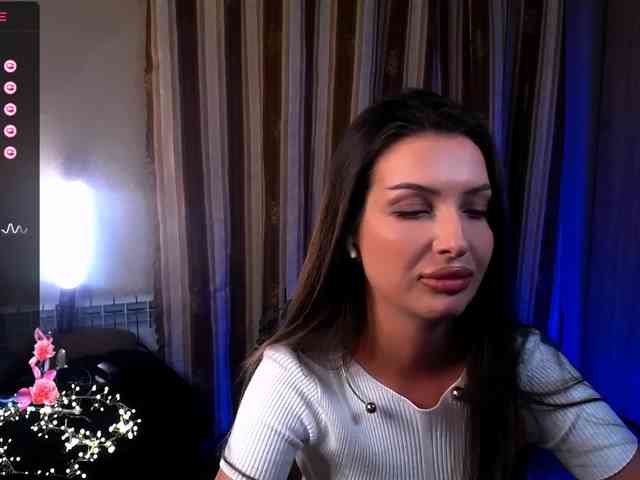 LauraBess webcam