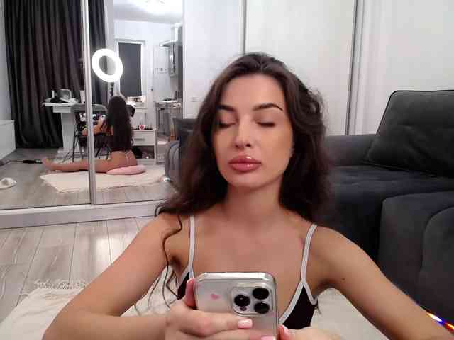LauraBess webcam