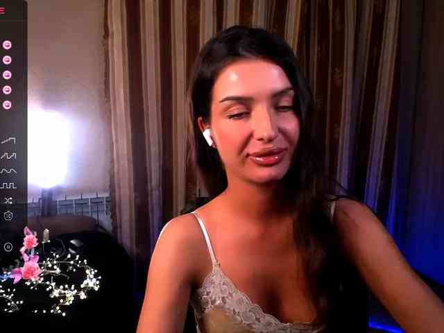 LauraBess webcam
