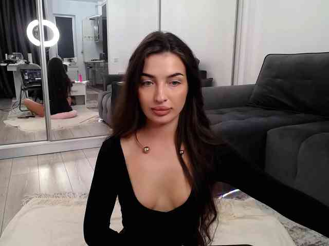 LauraBess webcam