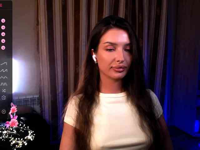 LauraBess webcam