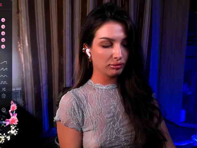 LauraBess webcam