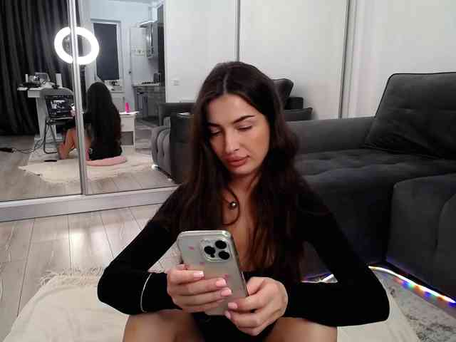 LauraBess webcam