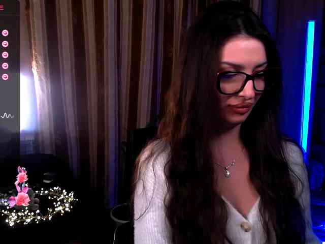 LauraBess webcam