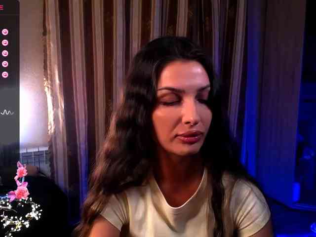 LauraBess webcam
