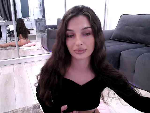 LauraBess webcam