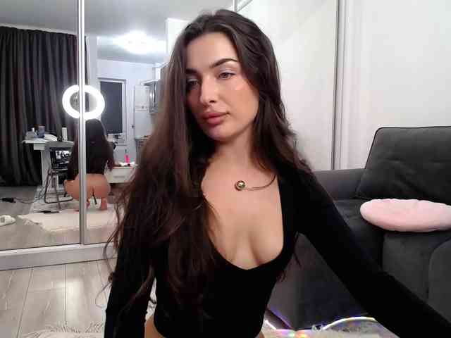 LauraBess webcam