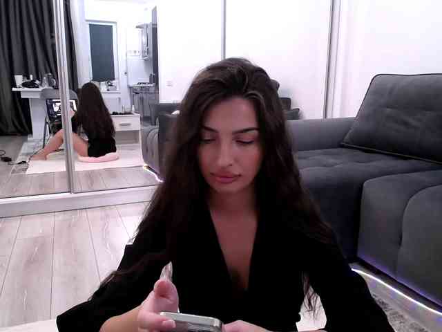 LauraBess webcam