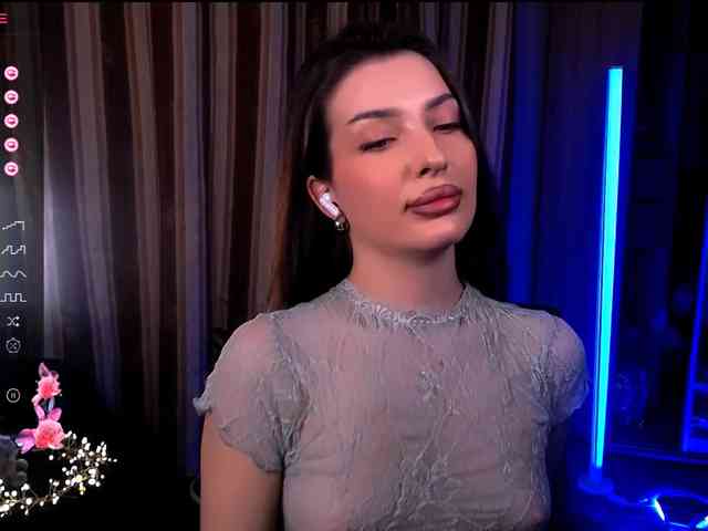 LauraBess webcam