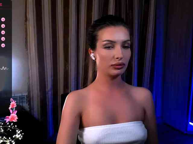 LauraBess webcam