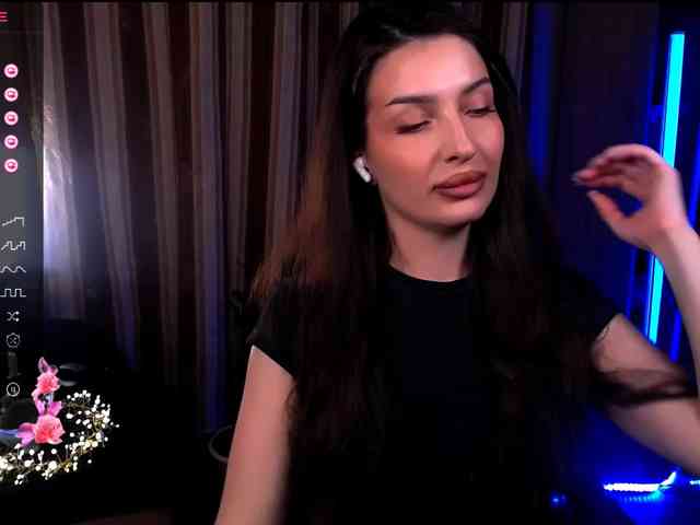 LauraBess webcam