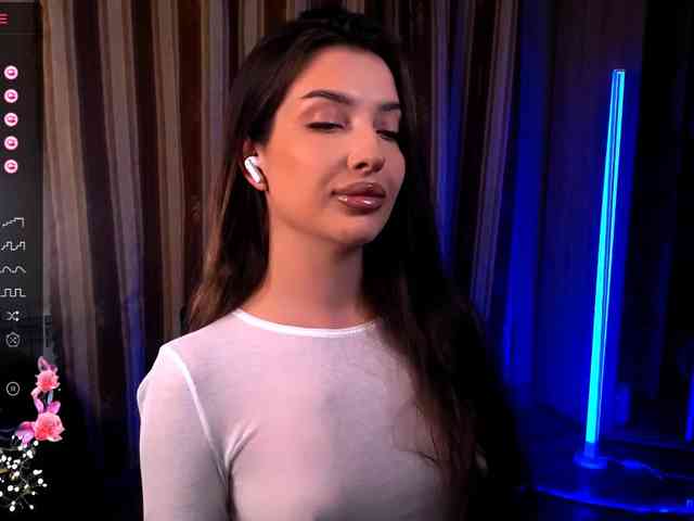 LauraBess webcam