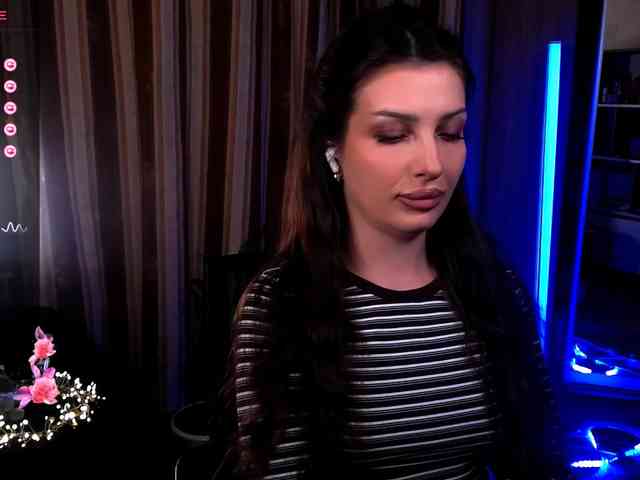 LauraBess webcam