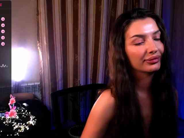 LauraBess webcam