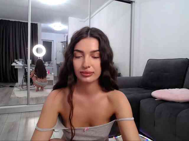 LauraBess webcam