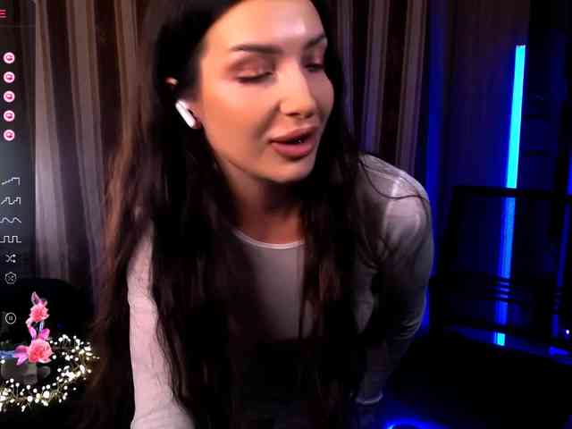 LauraBess webcam