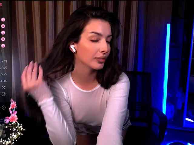 LauraBess webcam
